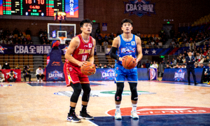 CBA全明星赛扣篮大赛中，球员完成一记高难度转身扣篮
