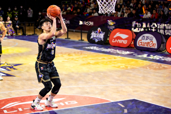 CBA全明星三分大赛中，原帅在左侧底角位置准备投篮，表情专注