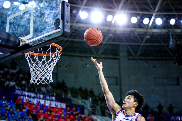 CBA全明星三分大赛中，陈林坚在弧顶位置出手投篮，篮球在空中划出弧线
