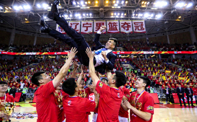 CBA总决赛决胜局结束后，辽宁男篮全队庆祝夺冠，杨鸣教练被球员抛向空中