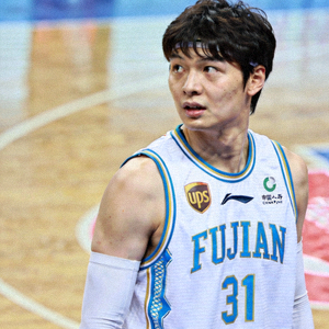 福建男篮球员陈林坚身穿比赛服侧面肖像，眼神坚定