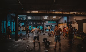 勒布朗·詹姆斯在比赛中庆祝胜利