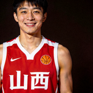 山西男篮球员原帅身穿比赛服正面肖像，面带微笑