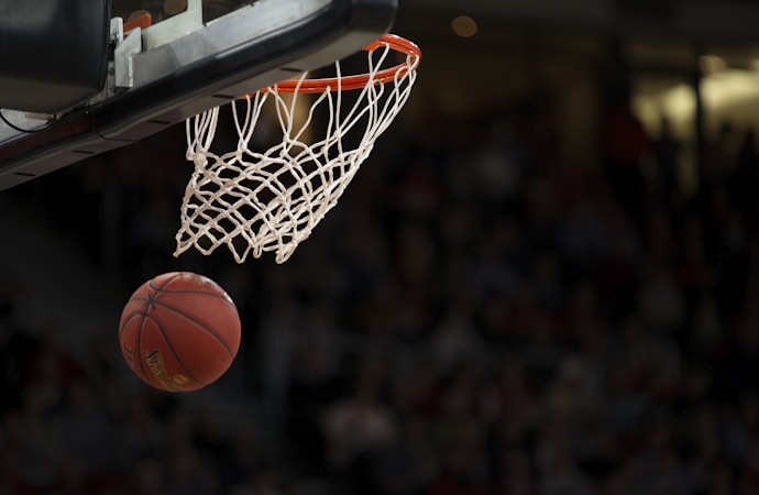 NBA常规赛湖人队与勇士队比赛中，球员在场上激烈对抗的瞬间